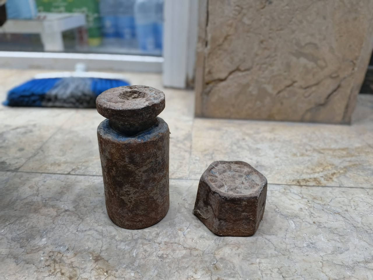 ميزان للبيع ب50الف مشخاب شارع القادسيه وبي مجال ***********
