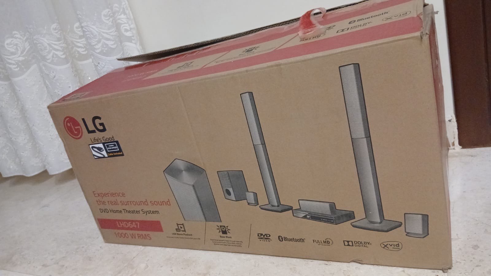 🔥 للبيع مسرح منزلي LG Khushnaw وكالة - 7.1 قنوات 1000W 🔥

الوصف:
سيت سينما كامل للبيع - صوت يهز البيت ويخليك تعيش جو الافلام 🎬
نفس الصورة بالضبط، القطع كلها موجودة وكاملة

القطع 7 كاملة:
 1.  2 سماعة عامودية امامية - صوت نقي وقوي
 2.  1 سماعة سنتر تحت التلفزيون - للحوار الواضح 100%
 3.  2 سماعة خلفية Surround - يمنة ويسرة جو محيطي
 4.  1 سب ووفر سلكي Subwoofer - الدمام للباس القوي يهز الحايط 💥
 5.  1 مشغل DVD مدمج - يشغل افلام واغاني

المميزات:
✅ بلوتوث Bluetooth - ربط موبايل وتلفزيون بدون اسلاك
✅ 2 مدخل HDMI 
✅ 3 مدخل ARC للصوت النقي
✅ السب ووفر سلكي - اقوى من اللاسلكي بالباس

التفاصيل:
الحالة: وكالة، نظيفة، شغالة 100% بدون عطل ولا تصليح
المكان: العطيفية - بغداد 
السعر: 350,000 دينار - بي مجال بسيط جداً للمشتري الجاد

للتواصل: واتساب ***********  
او راسلني خاص 📩