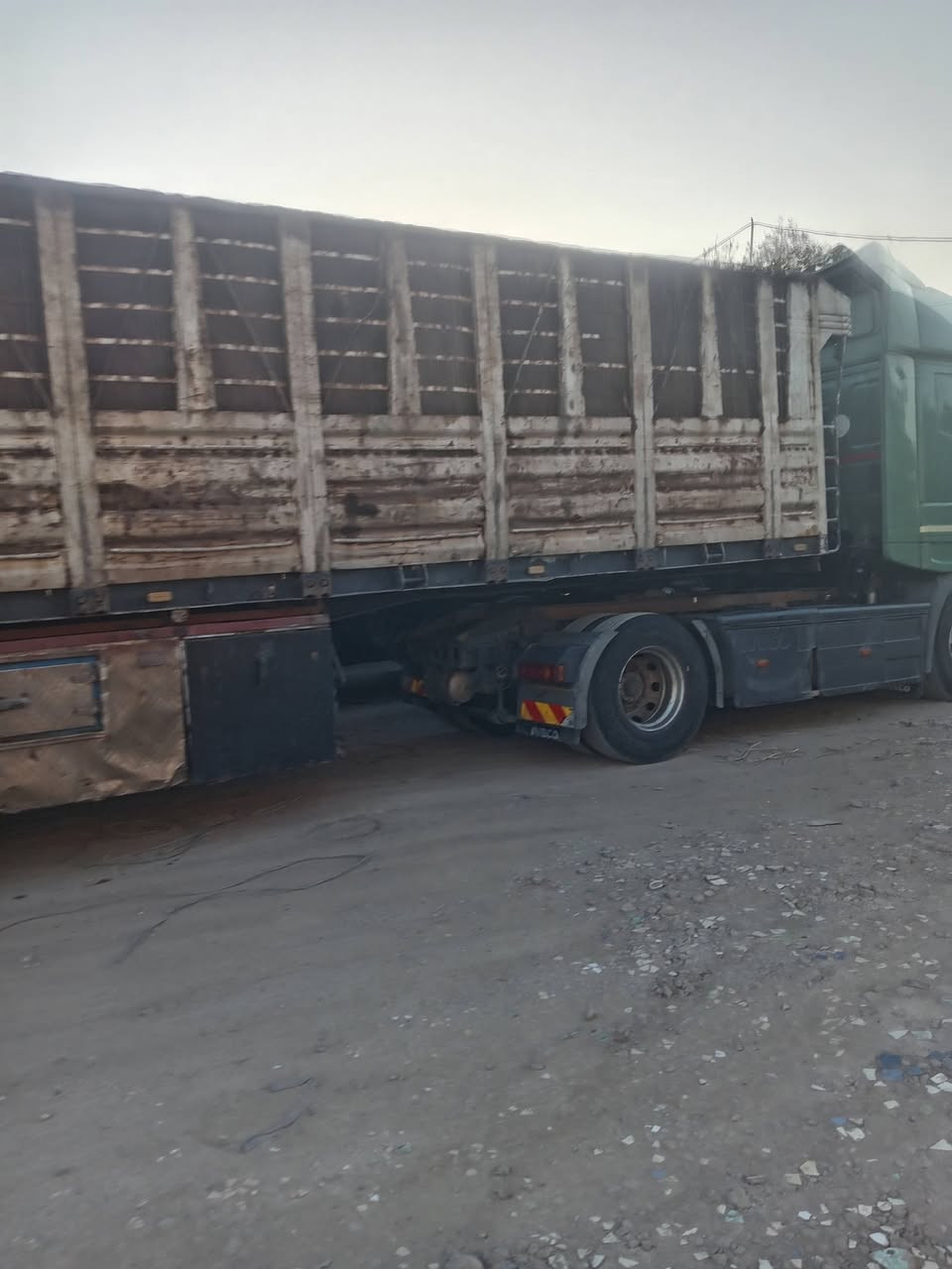 السلام عليكم عربانه للبيع الطول 12  وربع
ارتفاع الصفائح 190 حداديه دنكير 4صيني
شاصي حدادي 16. عنوان بغداد كاظميه
*********** السعر 95
