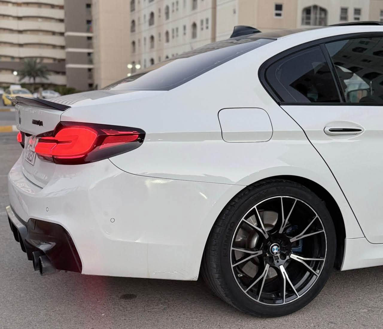السلام عليكم
للبيع او مراوس 
| BMW 540i موديل 2018 (دفع خلفي)
سيارة نظيفة جداً وبحالة ممتازة، فول مواصفات وجاهزة للاستخدام بدون أي مصاريف.
السعر 285 ورقه 
المواصفات:
* محرك 6 سلندر (3000 تون تيربو )
* دفع خلفي
* فتحة سقف
* تشغيل بصمة
* دخول ذكي (بصمة أبواب)
* جنطة كهربائية
* رادار أمامي
* نظام النقاط العمياء
* شاشة كبيرة
* كاميرا خلفية
* حساسات أمامية وخلفية + نظام 360
* ويلات قياس 20
* باكجات M
* تم تحديثها إلى موديل 2023 (كت كامل M + باك لايت + لايتات + دعاميات)
الحالة:
* السيارة جاهزة بالكامل بدون أي نواقص
* صفر مسجات
* صور الحادث مرفقة في المنشور
* الضرر  3 قطع فقط 
* ⁠صور الحادث المنشور 
📍 الموقع: بغداد – بسماية
📞 للاستفسار والاتصال:
***********
