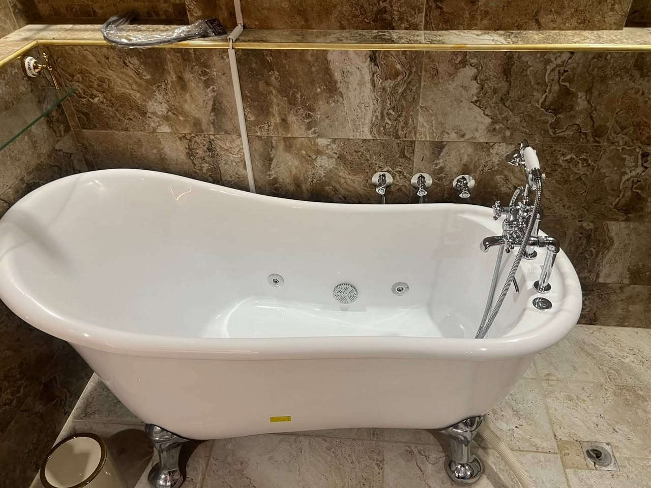 السلام عليكم يوجد
بانيو استحمام ملكي اكرليك أبيض اسباني المنشا قياس  80×170 cm‏ العنوان بغداد الحارثية اتصال على الرقم ***********
