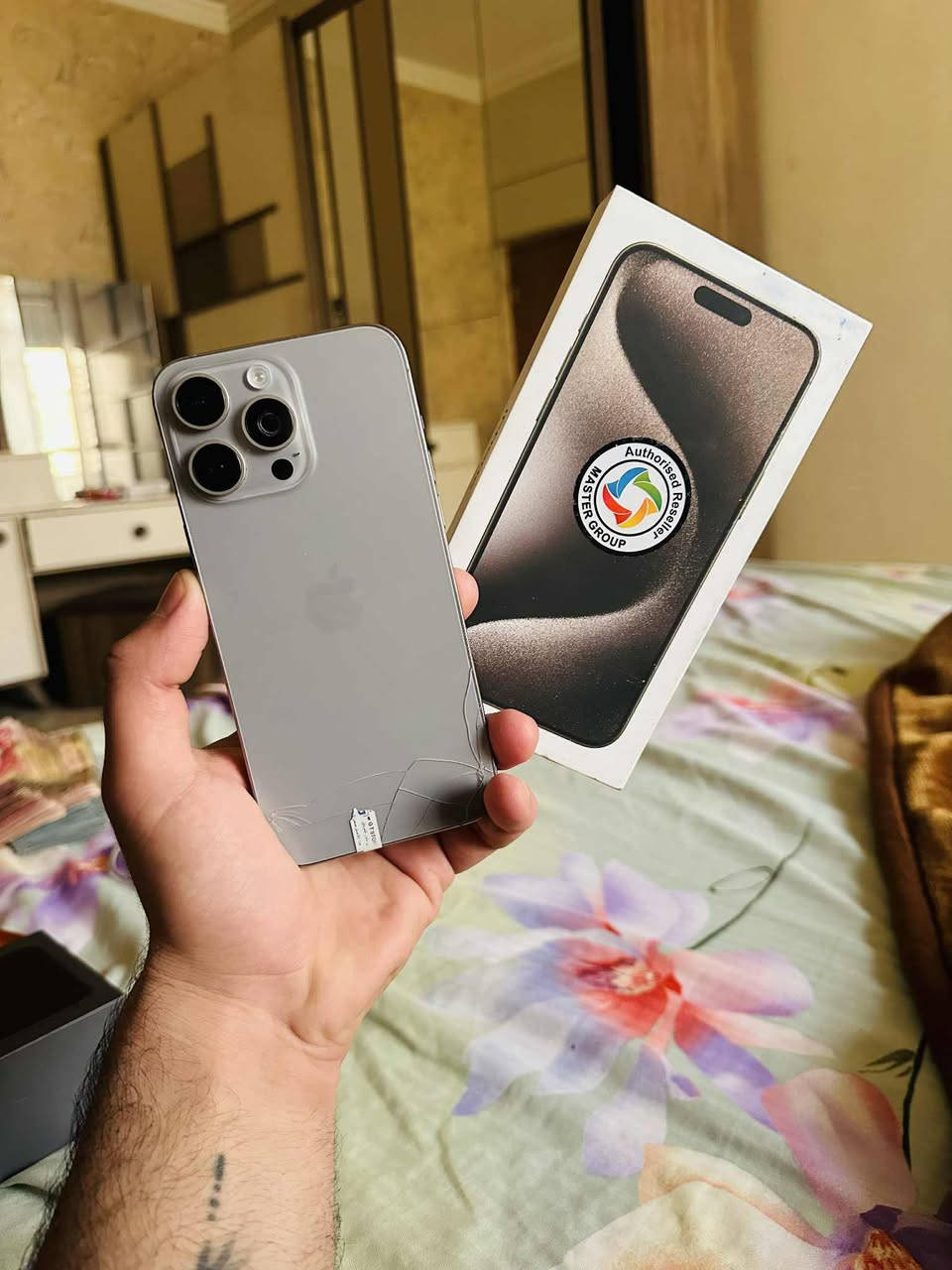 السلام عليكم اخوان ايفون 15 برو ماكس شرق اوسط AAAكفاله عامه فقط بي هاي الشامات والضهر مكسور الجهاز ماستر وكامل ملحقات 
بطاريه 89 /493دوره شحن
ذاكره 256
سعر 800 وبي مجال حگ الجيه 
للستفسار خاص او ***********
عنوان ديوانيه
