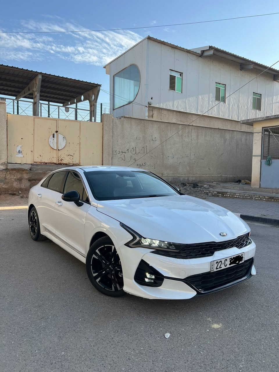 السلام عليكم K5 مديل 2021 وارد امريكي بيه جاملغ وبنيد نفسهن مصلحات لغود وشواصي مكفولات بدون يرباك وبيه مكانين بارد بسيطات موصفات سياره جيتي لاين فول ماعده بنرامه مكينه ١٦٠٠ تيربو مكينه وكير وتبريد وحداديه مكفولات سياره جاهزه من كل نواحي مانقصه برغي ماشيه ٨٠ ميل رقم ربيل بسم شخص تحويل لو وكاله حاضر سنويه 2027 تنتهي 
مكاني بصره📍
 رقم *********** 📞
سعر 165$
