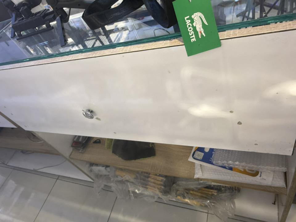 السلام عليكم فاترينه طوله متر وعرضه 60عدي 4 فاترينات جام ومجرات وبيه خزن من وره وبيه ضوه اناره مكاني البنوك *********** سعر الوحده 100
