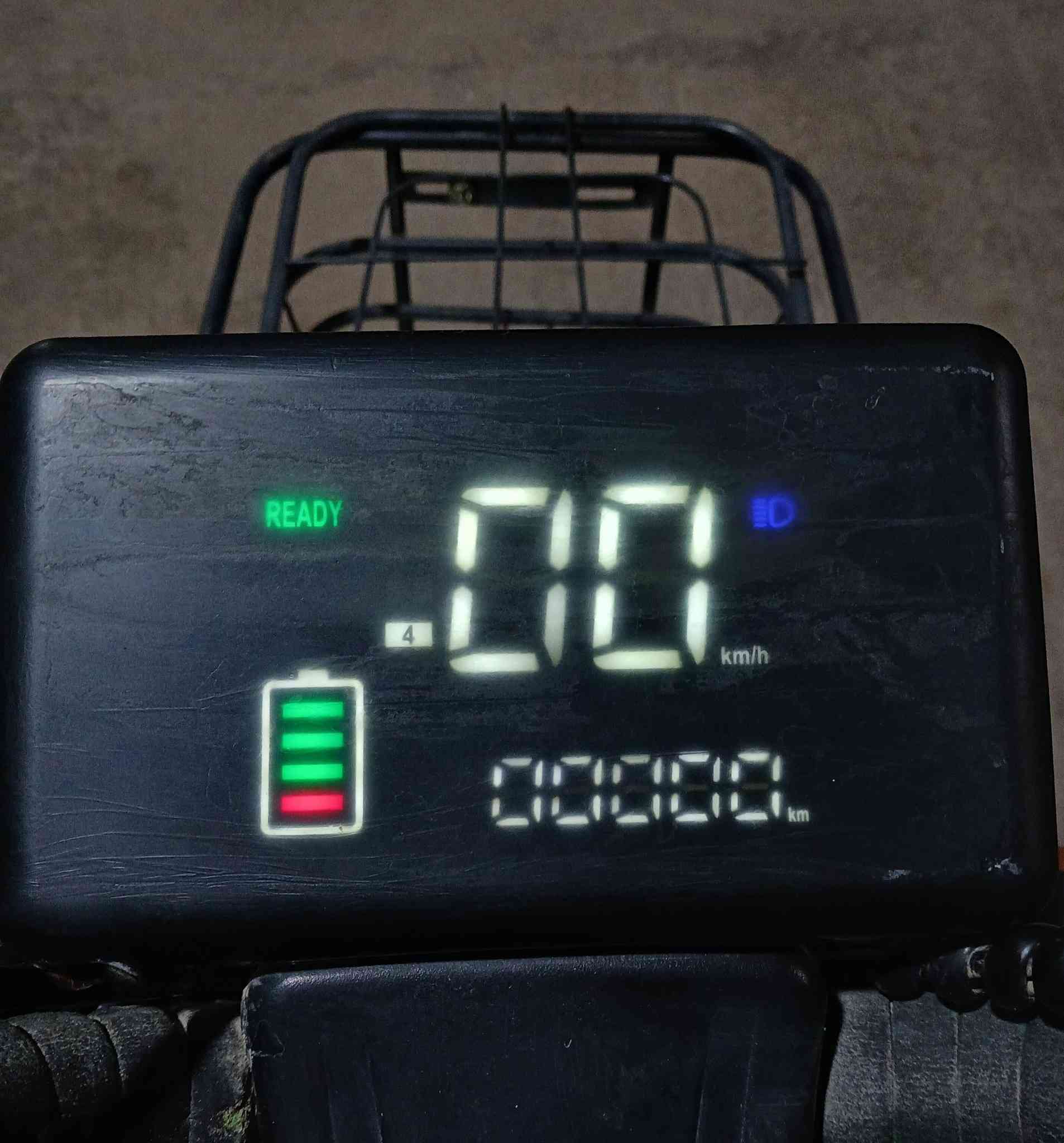 سلام عليكم دراجة شحن للبيع شركة (HIS) 800w 60v بطاريات جدد +بصمه  سعر 425ألف  وبي مجال
تواصل ***********
