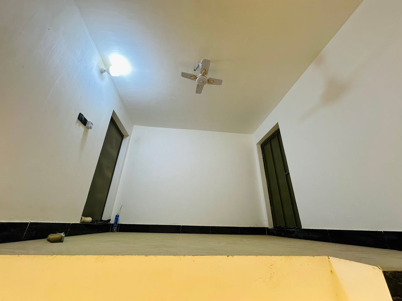 دار سكن للبيع 📍حي حي الأمام المهدي  مطلوب أسكان ٤٠🎈
* المساحة البناء : 100 م²
*بناء حديث غير مسكون سابقأ
* غرفة نوم
* صالة
* استقبال
* مطبخ
* صحيات داخلية وخارجية
*منور 
الطابق الثاني:
* صالة
مكتب النجيماوي📍حي المعلمين مقابيل مطعم كوخ السلطان 
***********
