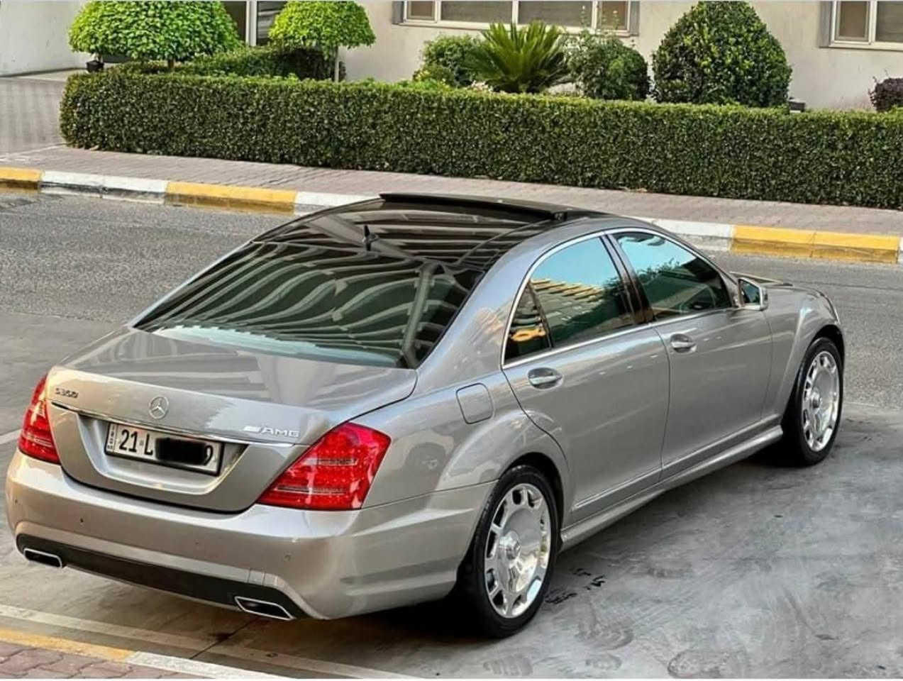 مرسيدس S350 موديل 2006 محدث 2013
لأصحاب الذوق الرفيع والتميز، معشوقة الجماهير اليخت الألماني بحالة ممتازة وجاهزة للاستخدام الفوري.
المواصفات والخصائص:
الفئة: S-Class (W221)
الموديل: 2006 محدثة 2013
المحرك: S350 (6 سلندر، عزم قوي واقتصادي بالوقود)
ماشية 170 الف كيلو متر 
رقم سليمانية بٱسمي سنوي جديدة 
الحجم: لارج (Large) - قاعدة عجلات طويلة (باب طويل) لراحة قصوى للمقاعد الخلفية.
اللون الخارجي: ذهبي ملكي مميز جداً وجذاب.
اللون الداخلي: جلد (بيج/اسود) بحالة جيدة جدا
الإضافات والمميزات:
نظام الستائر: مجهزة بـ 5 بردات (ستارة خلفية كهربائية + 4 ستائر جانبية للأبواب الخلفية والمثلثات) لخصوصية وعزل تام.
فتحة سقف بانوراما 
حساسات أمامية وخلفية (Parktronic).
مقاعد كهربائية مع ميزة الذاكرة (Memory Seats).
نظام ملاحة وشاشة عرض تحكم كاملة.
تكييف مركزي منفصل (ثلاجة)
ويل مايباخ 19 انج
حالة السيارة:
السيارة مسرفسة بالكامل وجاهزة، لا تحتاج لأي مصاريف أساسية.
محرك، گير، وشاصي على الفحص.
بيها صبغ اثر شخوط وتوجد صور تثبت ذلك للمهتمين
مكان السيارة بغداد الغدير
للاستفسار ***********
