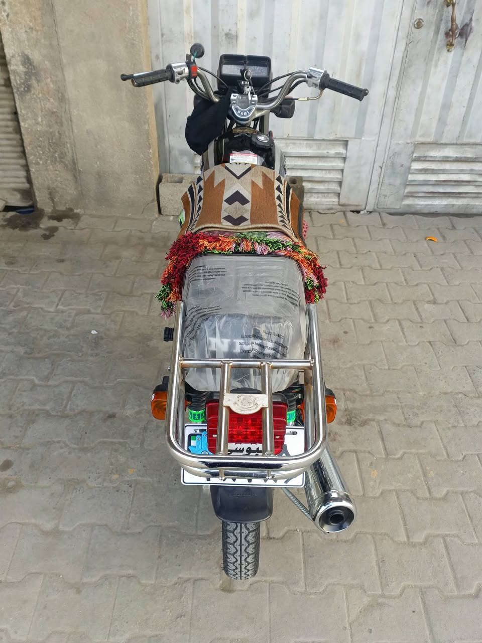 السلام عليكم للبيع اربع كير شاصي موديل 14 اوراق اصولي  تعمير 25 
نامه شلامج كله دراجه نضيفه ما متعوبه والنضافه شوفت عينك بل صوره بيه بس المكينه صبغه جارد والباقي كله جديده مكاني كربلاء حي العامل السعر 800 وبيه مجال  (***********)☘️
