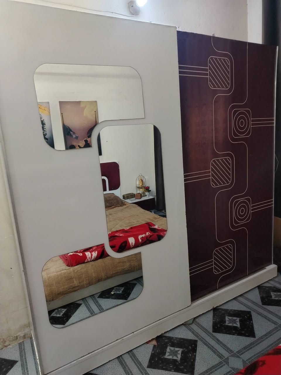 غرفه نوم 5قطع نضيفه سعرها 275وبيها مجال قليل مكانها بغداد رقم هاتف واتساب ***********
