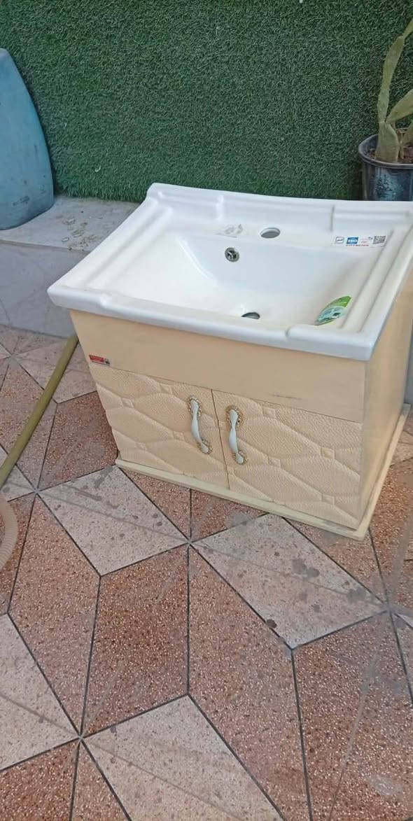 لسلام عليكم عندي مغاسل وجزامات تصفيه مخازن قطع جديده في بابل ليريد يراسلني تواصل على رقم ***********
