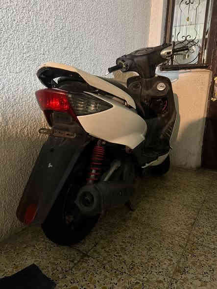 سلام عليكم سكنس نثية دراجة مكينة بلادية ما مفتوحة كهربائيات كاملة  سلف هندر كلها شغالة بس كفراتها تجاري ويرادلها طاسة مال كلج لان بيها صوت خفيف مكاني البياع ٤٠٠ وبيها مجال للشراي***********
