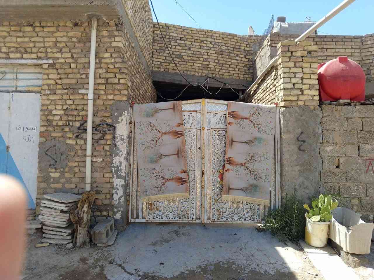 بيت ٢٠٠مترللبيع  الواجه٧متر نزال٢٦ الموقع سبع القصور شارع المشروع قريب عله المستوصف الاستفسار علا رقم ***********   سعر 85 أو بي مجال
