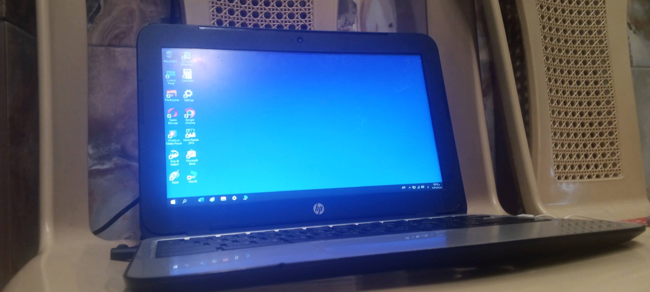 لابتوب اج بي حلوة النظافة 90% بس بيها مشكلة وحده ( البطارية بس بالكهرباء ) السعر 30 الف دينار الرقم فقط واتساب ***********