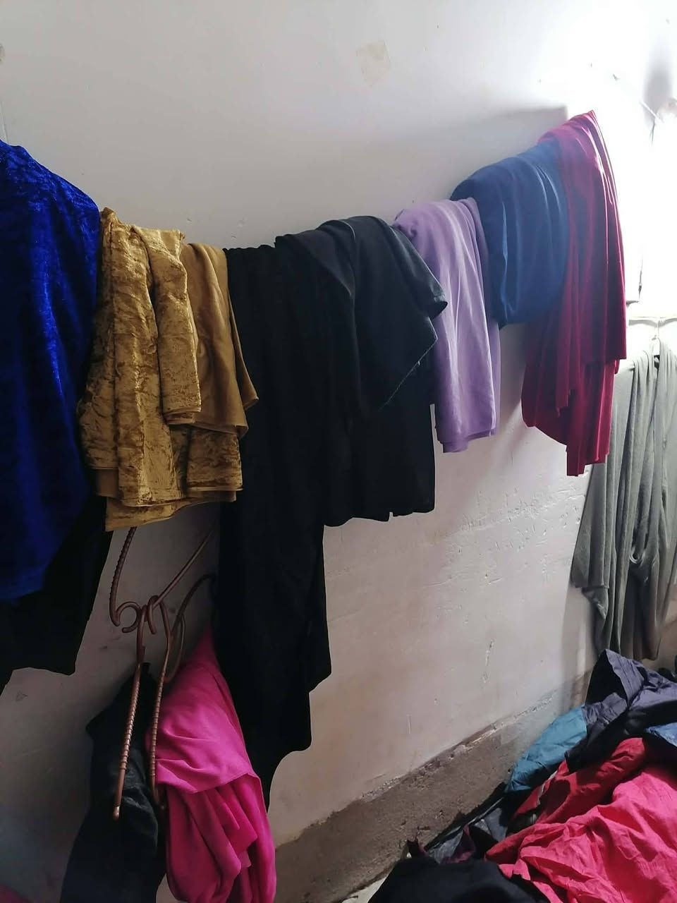 تخفيضات بسعر الجملة
يوجد ملابس رجالي ونسائي،
بالاضافة يتوفر بالة القطعة بالف رجالي ونسائي
الموقع يم دكان بسمان 
محلات حسن العلي الصالح
الرقم ***********
