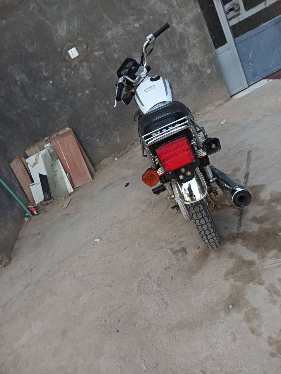 سلام عليكم دراجه للبيع نامه امتياز اوراق سكنر موديل 25محركه مفتوح تريد ترتيب بيع ومراوس ب500وببه مجال***********
