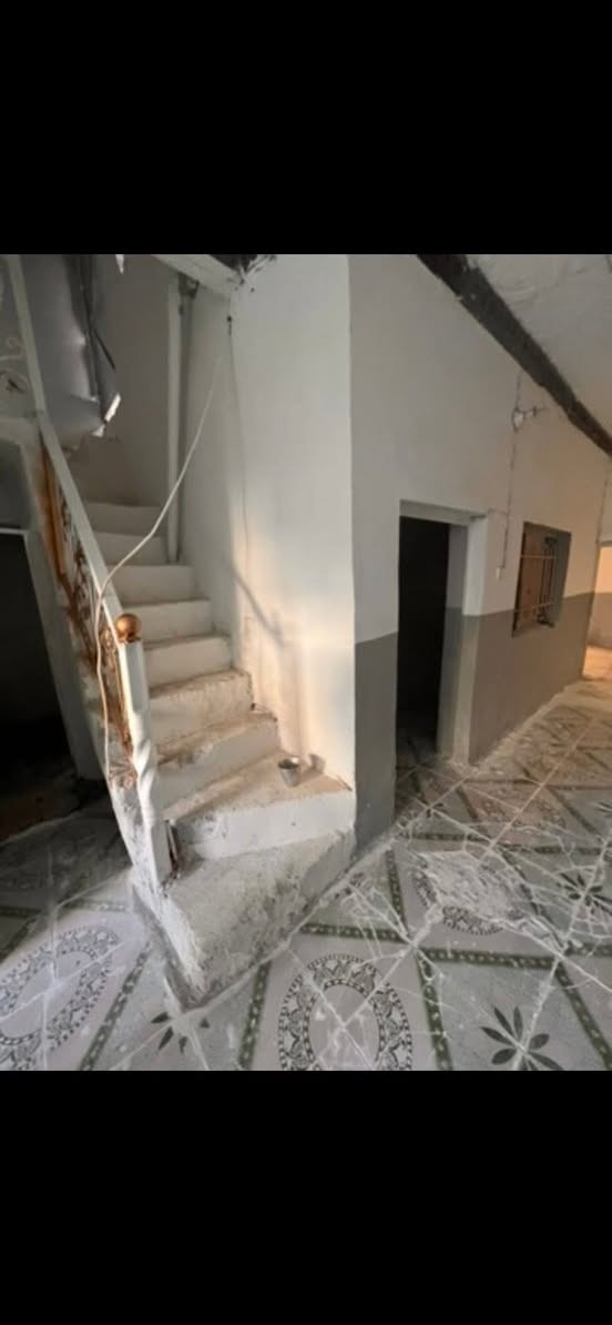 للايجار 100 متر في الجمهوري شارع سالم
يحتوي على غرفتين وصالة ومطبخ وصحيات وطارمه

 والطابق الثاني غرفة وسطح

***********
