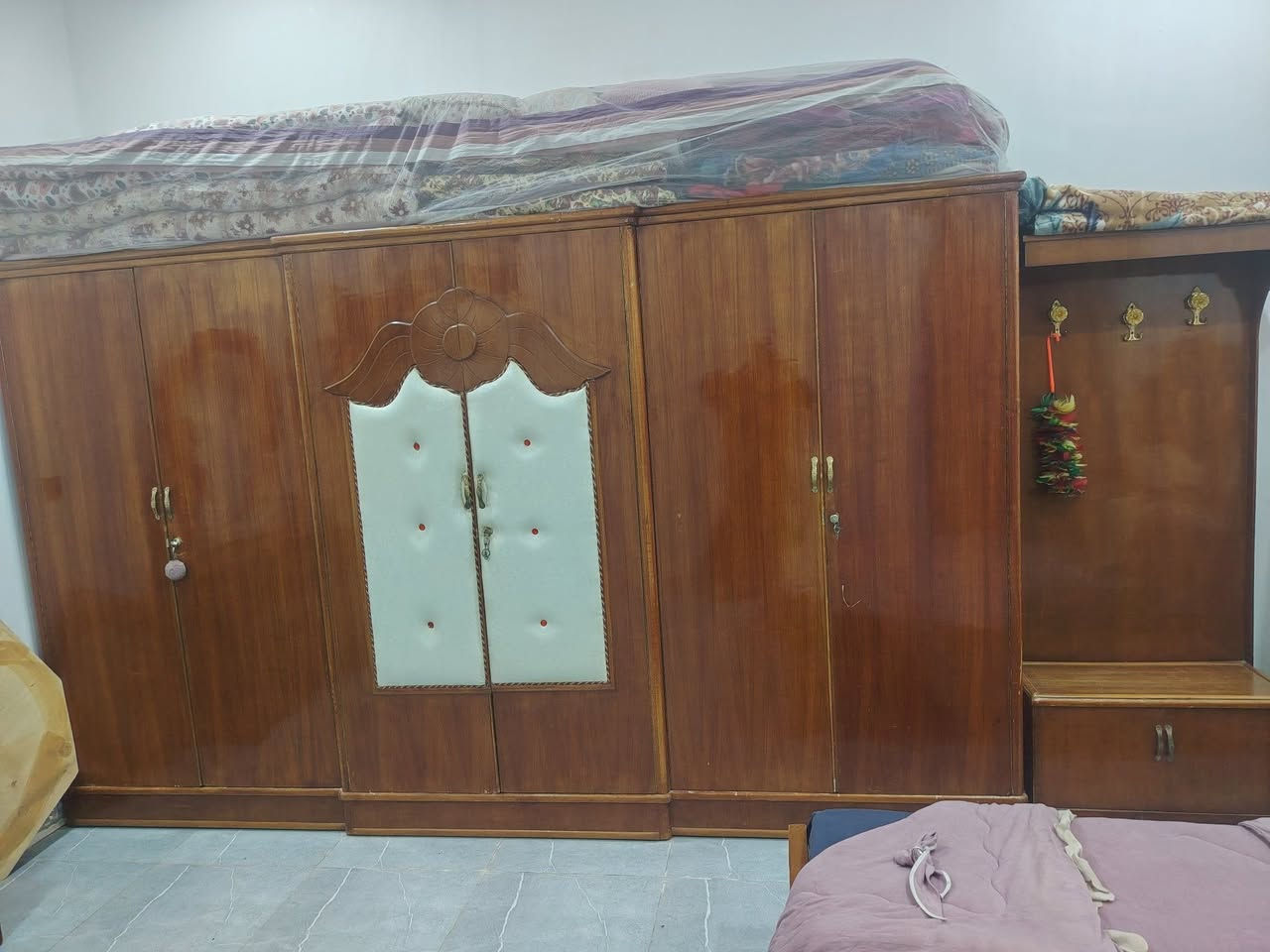 السلام عليكم غرفه اخشاب تزكام للبيع نظافه  100/100 يعني فول نظافه سعرها 850 وبيها مجال قليل للاستفسار اكثر هاتف 
***********
