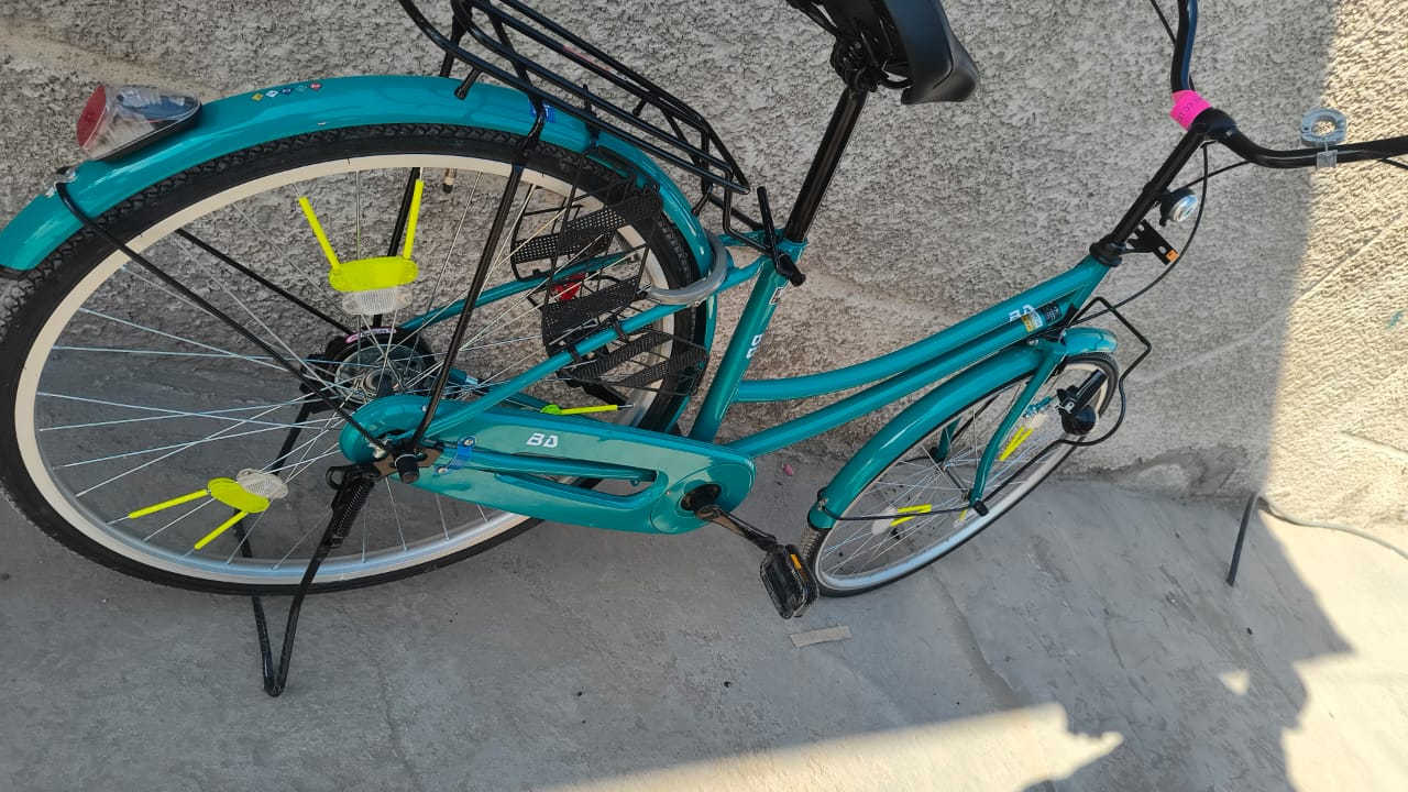 سلام عليكم بايسكل بناتي للبيع شركه BD المرغوبه موديل 21 لون نعناعي مميز بايسكل ماناقصه شي كفاله عامه كامل مكمل سعر150وبي مجال للطيبين مكان بغداد حي اور متواجد خاص لاستفسار ***********
