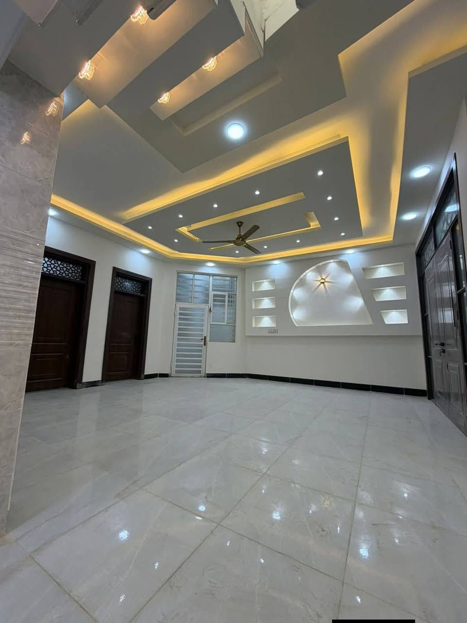 دار للبيع  160 م طابو زراعي  سند 25 اقرار محكمه
الموقع شارع الصب مقابيل قريه الغدير  متر( قريب جداً عن الشارع)

يحتوي على غرفتين نوم كبار
صاله استقبال مطبخ
صحيات مكشوفه عدد 2
بناء جديد ما مسكون جاهز للسكن بناء طابوك جمهوي صب كونكريت مسلح اساس وسقف شغل نضام تركي السعر 70مع المجال اتصل ***********
