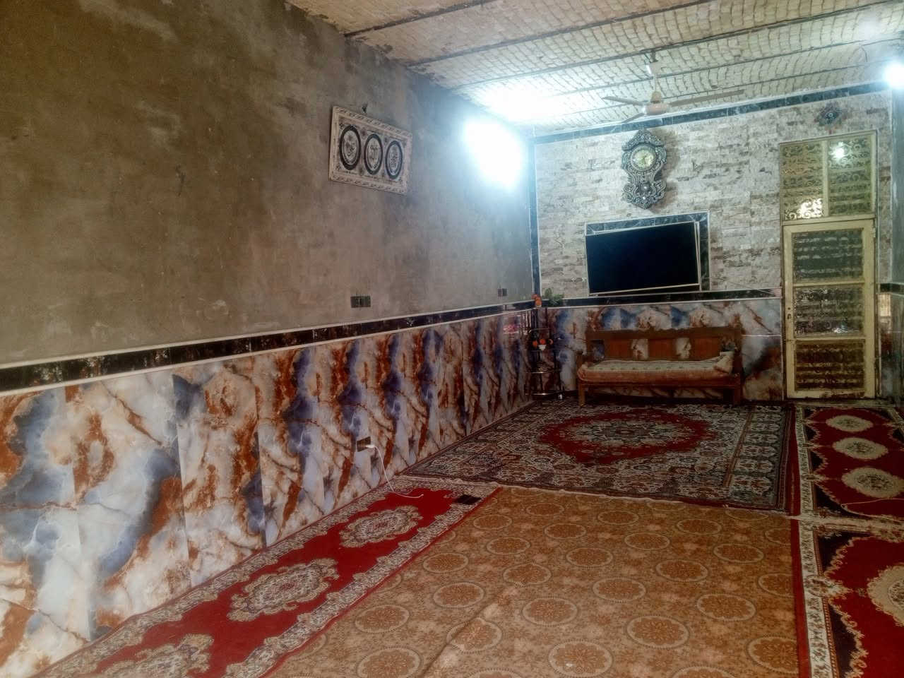 سلام عليكم عندي بيت للبيع في حي رحمة أولى يتكون من غرفتين ما مبنيات وصالة كبير واستقبال وحديقة وساحة وصحيات مطبخ حراري وبارد مساحتة 360متر  ماء و كهرباء ومجاري بيتي يم شيخ كامل لوزعوهة جدد سعر60 قفل  شراي تعال خاص رقمي ***********
