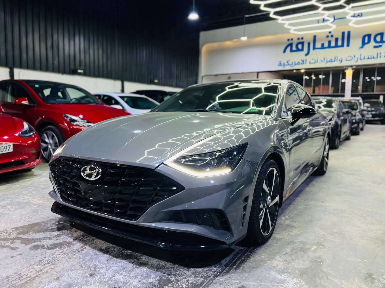 السلام عليكم اول شي نذكر رسول الله وأل بيته.
السياره سوناتا وارد امريكي .
الوان: نيلي على رصاصي فيلي
محرك السياره : 2500
السياره بدون ارقام .
عداد المسافه 22000ميل
موديل السياره 2023.
حادثه : بنيد فقط.
مواصفاتها تحكمت استيرن قياده ذاتيه عداد تحديد السرعه  كامره ليليه شاشه كبيره وفتحت سقف بني رامه.
 صاحب المعرض1 علي الكرعاوي.                                         صاحب المعرض2 مصطفى شعبان.                                      رقم المعرض:***********. سعر السياره بل خاص
