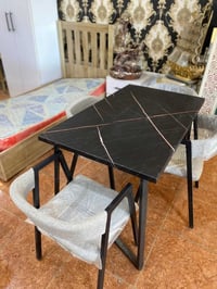 طاولة طعام • ٤ كراسي • هيكل حديد