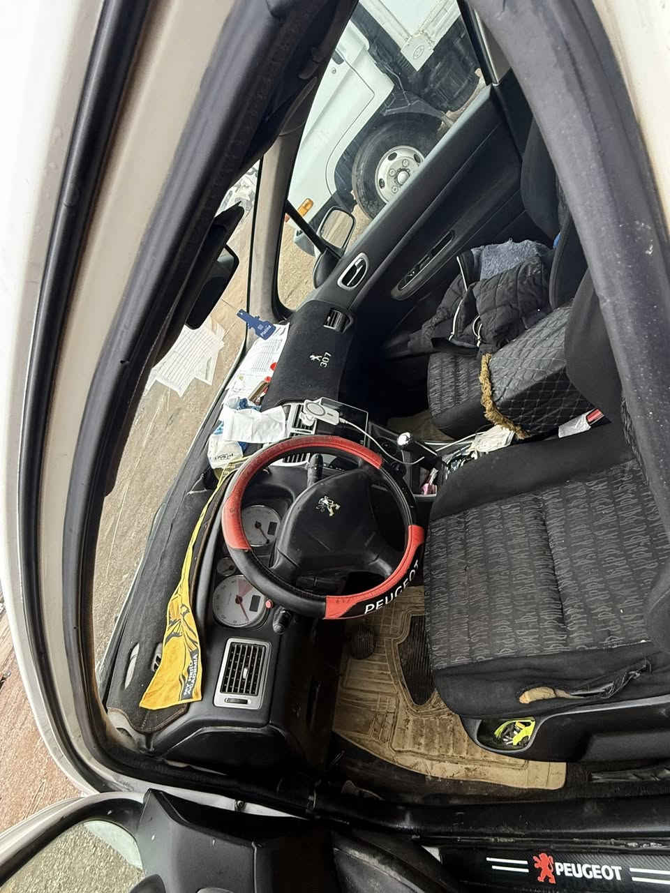 السلام عليكم بيجو ٣٠٧ موديل ٢٠٠٤ سياره خير من الله محرك كير محرك قبل شهرين شديته مصبوغه حزام ترايش كلهه مشدوده بس بلصور مشادهن جنت بيهه ضربه بباب السايق من شتريته واني حزمتهه  صدر خلفي امامي من ديد نقصهه تاير واحد فقط باسمي سنويه ٢٠٢٩ *********** السعر ٥٠ وبيهه مجال بسيط
