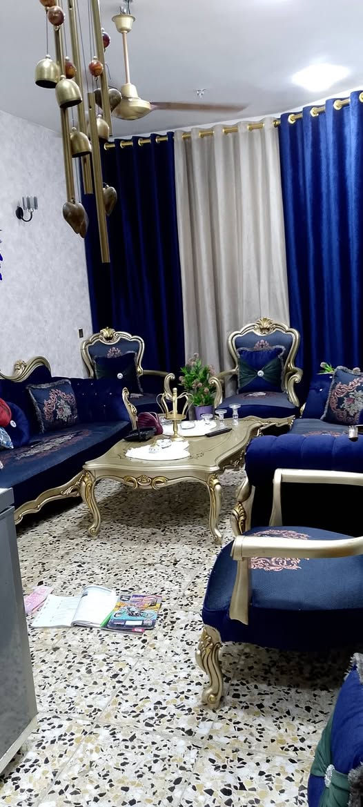 بيت للبيع مستعجل
مساحه ١٠٠ متر طابقين زراعي
سند ٢٥ مكاتبه واقرار من صاحب البيت 
البيت يحتوي على طابقين 
الطابق الاول طرمه وتواليت خارجي وصاله وغرفه ثانيه مثبت بالصور وحولي ومطبخ ومنور وحمام الطابق الثاني ٣ غرف وحولي صغير وحمام  وبيتونه وسطحين صور للطابق الاول 
العنوان البعيثه مجمع الحليم رقم التلفون ***********
