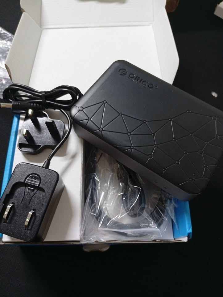 للبيع جهاز ORICO Personal Cloud Storage (Model: CD2510) الأصلي. الجهاز الممتاز لإنشاء سحابة تخزين منزلية خاصة بك (Private Cloud) لنسخ بياناتك وملفاتك احتياطياً والوصول إليها من أي مكان في العالم عبر الإنترنت دون الحاجة لدفع اشتراكات شهرية.

أبرز مميزات الجهاز:

سهل الإعداد والاستخدام: مخصص لعمل نسخ احتياطي تلقائي للبيانات (Automatic Backup) لجميع أجهزتك الذكية (هواتف، تابلت، كمبيوتر).

وصول عن بُعد (Remote Access): يمكنك تصفح ملفاتك، صورك، وفيديوهاتك والوصول إليها من خارج البيت بكل سهولة عبر التطبيق.

مشاركة متعددة المستخدمين (Multi-Person Sharing): يدعم مشاركة التخزين مع أفراد العائلة أو فريق العمل مع الحفاظ على خصوصية مساحة كل مستخدم.

أداء قوي وسريع: يحتوي على معالج رباعي النواة (Quad-core CPU) ومنفذ شبكة فائق السرعة غيغابايت (Gigabit Ethernet Port) لضمان نقل البيانات بسرعة وثبات. أربيل, العراق


**إذا كنت صاحب هذا الإعلان وتريد حذفه لأي سبب، رجاءا أرسل رسالة إلى الدعم الفني**