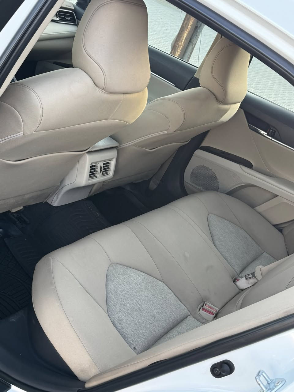 السلام عليكم 
للبيع كامري موديل 2023 عبد اللطيف مكفولة ماشية 19 الف فول مواصفات بردة كهرباء للاستفسار الاتصال ***********
