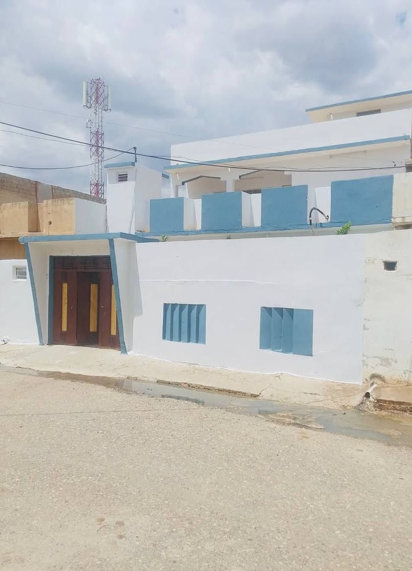 بيت طابقين 🏠 للبيع في حمام العليل/الحاوي/حي الخضراء  سند طابو 
مساحه البيت 200 متر واجها10 متر 
يحتوي البيت على غرفتين 🛌 نوم وهول واستقبال ومطبخ وصحيات وحديقه 
الطابق الثاني غرفتين نوم 🛌 ومطبخ وصحيات والسطح كله كاشي
للاستفسار والشراء راسلونا خاص
او مراسلة الرقم واتساب
***********
