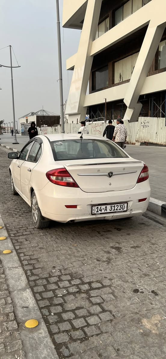 بروتون بِرسونا(ماليزي) مديل 2013، سيارة نظيفة و جاهزة، مكينة و گير نعمة من الله، حدادية و تخم تايرات و دبلات جديد، بيها ضربة خفيفة بالباب الايمن ( واضحة بالصورة). 
رقم بصرة انگليزي، سنوية لل27، دواخل السيارة نظيفة و حلوة، و بيها شاشة ايضاً 
الموقع: بصرة/ ابو الخصيب 
السعر: 53 و بيها مجال 
للتواصل و الاستفسار: *********** (يوجد واتساب)
