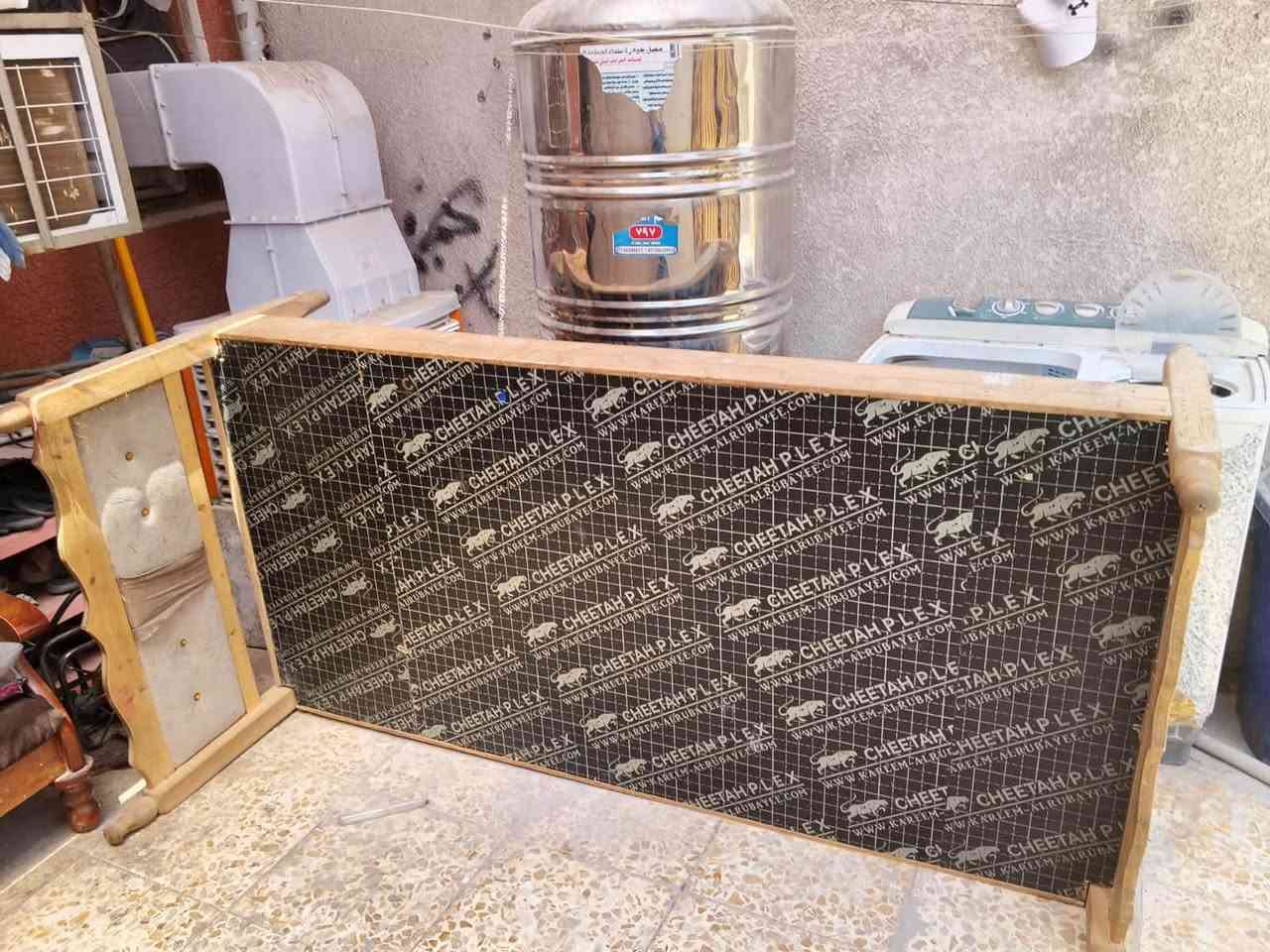 سلام عليكم  كنتور ابو بابين. وجربايه ام نفر. وثلاجه شغاله للبيع مكاني الشعب رقمي ***********
