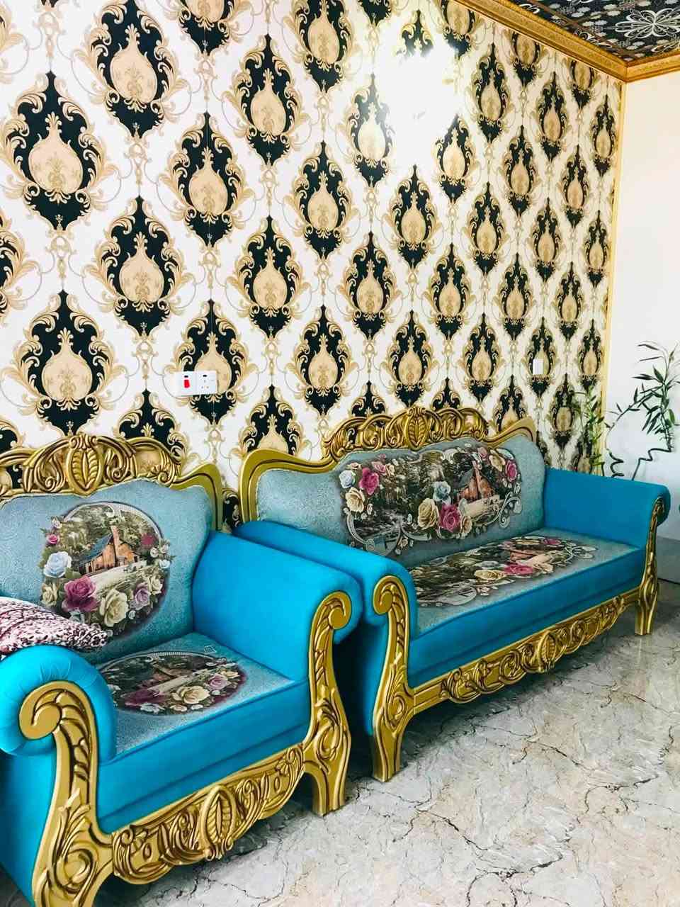 تخم رئاسي 10 مقاعد نظيف جداً بدون اي ضرر بالخشب او القماش السعر 650 وبيه مجال للي يريده مع 3 طبلات زجاجيه للاستفسار الاتصال بالرقم التالي ***********
