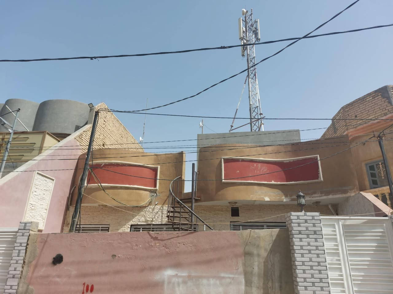 دار للبيع مساحته 200 م بالمعملجي بيت نظيفه مرتب السعر 300 وبي مجال 
‏‪0770 118 1249‬‏استفسار عن هذا الرقم اتصلوا عليه صاحب البيت
