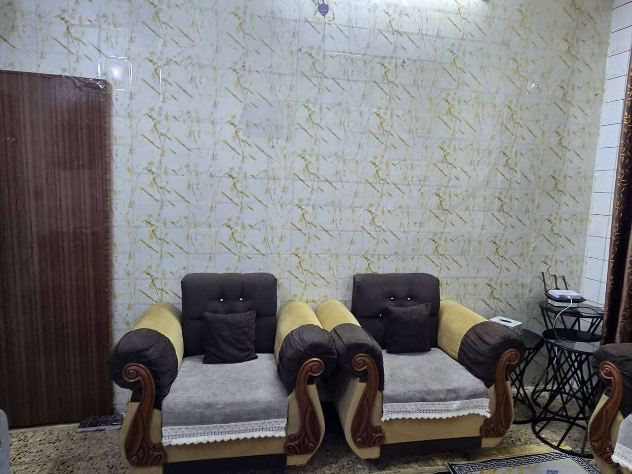 السلام عليكم تخمين للبيع بسعر مناسب هنا ومفرشهن بس لمفرش سعره ب٥٠ ماخذته وحده ثنينهن ب300 ***********
