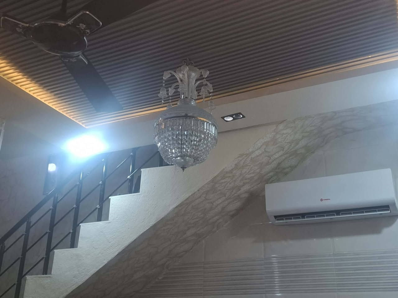 دار للبيع كربلاء حولي حي العباس السايدين الجدد ركن ١٠٠م عن الشارع خدمات كاملة مي مجاري تبليط ٥١م طابقين مسلح ورق حائط وديكورات بروفايل وتغليف مرمر وفوم تركي مع الأثاث كامل بيع مستعجل بسبب السفر السعر ١٠٠ مليون وبي مجال *********** ارخص سعر بالنسبة للمنطقة البيها مقابل سبونجي للالعاب .
