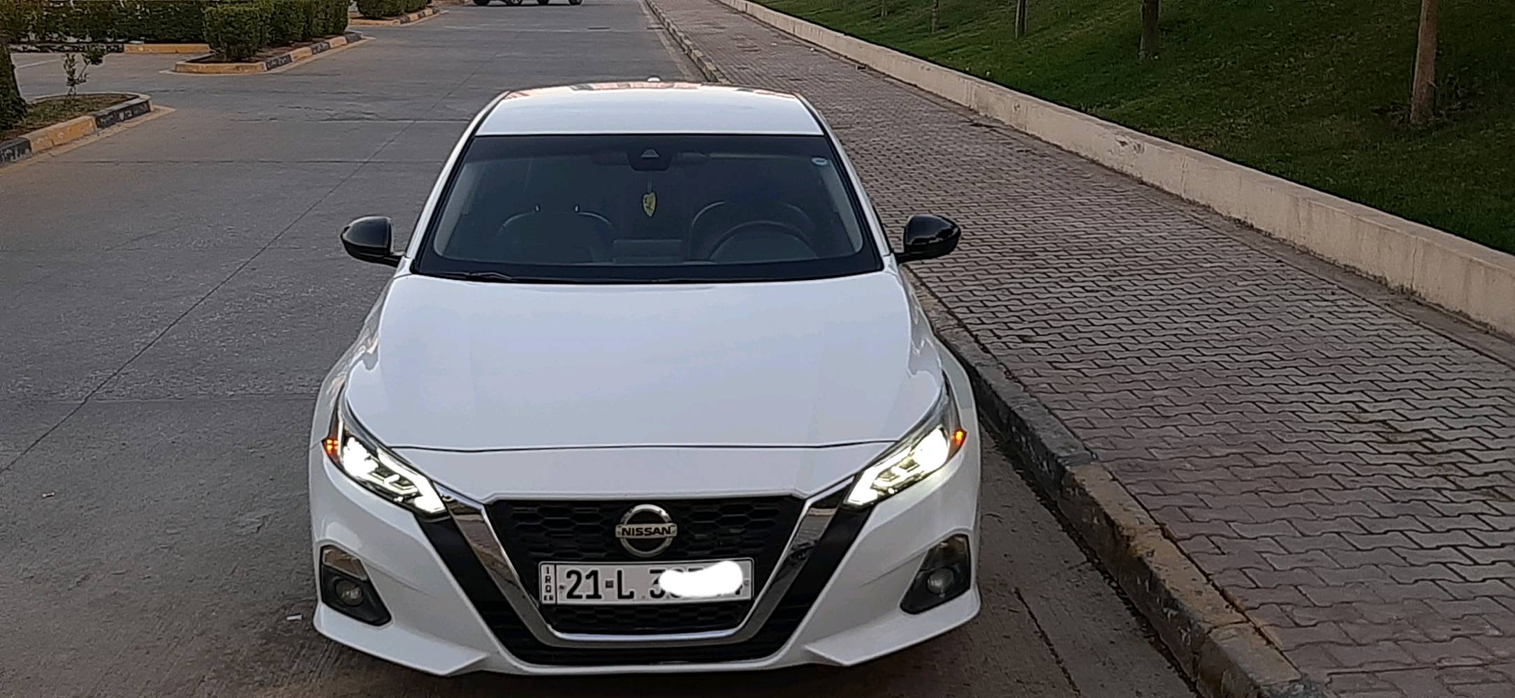 سيارة نيسان ألتيما موديل جديد لون أبيض لؤلؤي. تتميز بتصميم أنيق وحديث، مع جناح خلفي رياضي وجنوط كبيرة تعطي مظهر جذاب. داخلية من الجلد الفاخر مع وسائل راحة متقدمة. السيارة بحالة ممتازة مع القليل من الاستخدام. الأسعار قابلة للتفاوض لمشتري جاد.