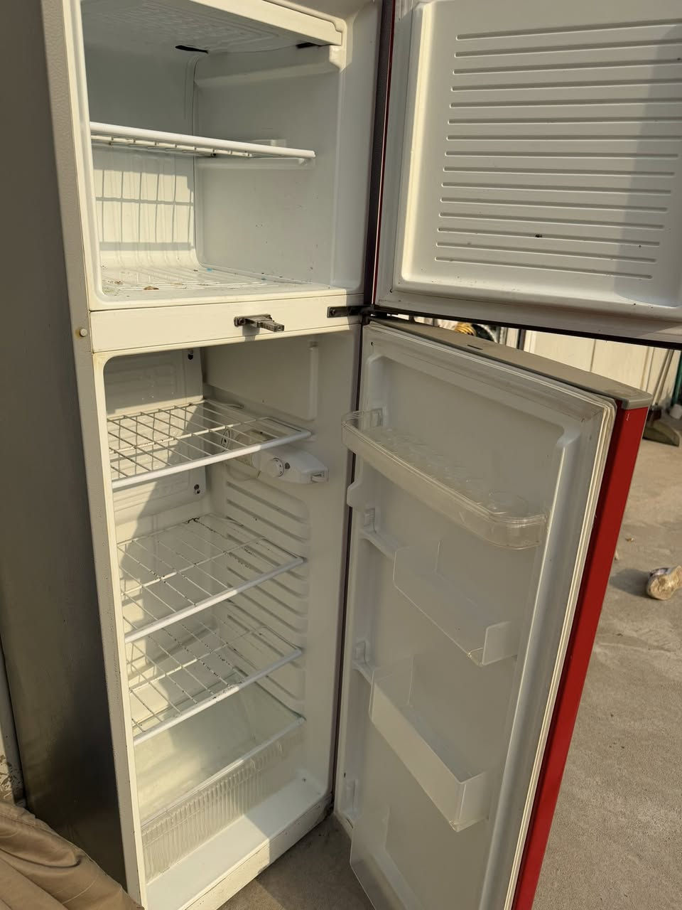 السلام وعليكم يوجد ثلاجه نضيفه سعر ١٥٠اي ستفسار 
***********
