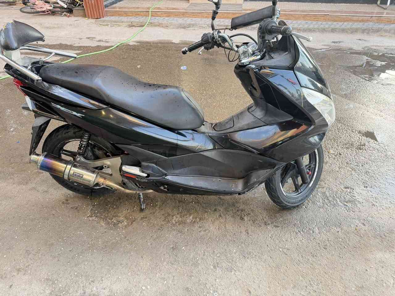 السلام عليكم
Pcx جيل ثاني 
مكينة 150 جديدة قبل شهرين شديته هيه وتفرعاته كاملة 
دراجة كاملة بدون اي نقص 
بيها شخوط بالكفرات الأمامية فقط 
رايدها 13 ورقة قفل 
مكاني بغداد الاعظمية ساحة عنتر شارع الجندول 
***********
