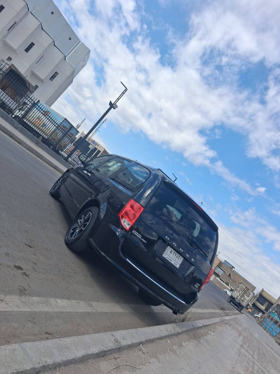 سلام عليكم دوج كرفان للبيع موديل 2018  رقم بغداد  فول مواصفات ترحيب أبواب كهرباء كشنات كهرباي  حادثها أمريكي جاملغ وبنيد  فقط  باقي سياره مكفوله. من كير مكينه.  صدر امامي خلفي.  جديد.  تخم تاير. جديد يعني السياره جاهزه من كلشي. مكاني. بغداد.   السعر.     ١٥٥ وبيه مجال.  ***********  اني. مكلف بل نشر.
