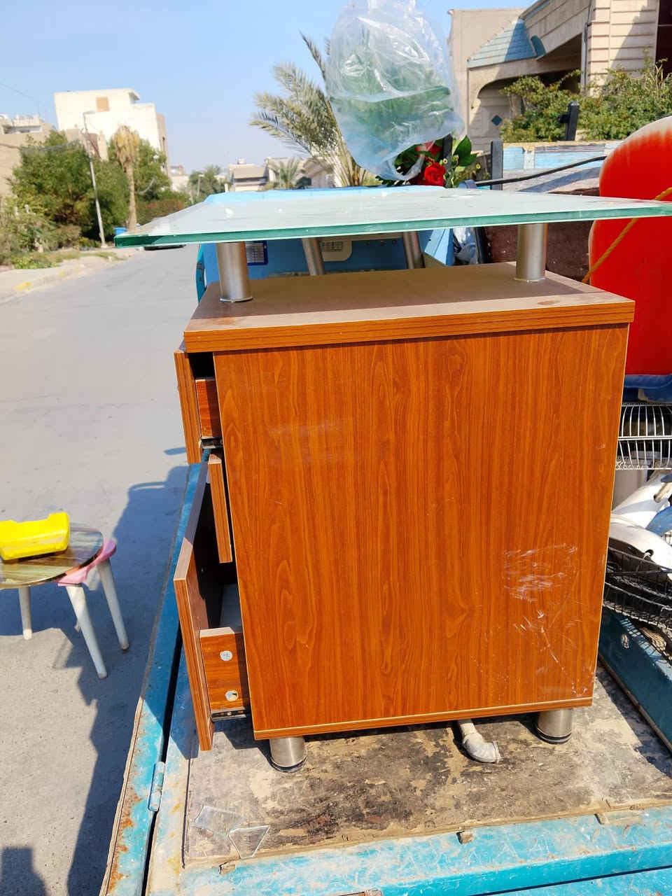 ميز مكتبي للبيع العنوان بغداد المشتل رقم الهاتف ***********
