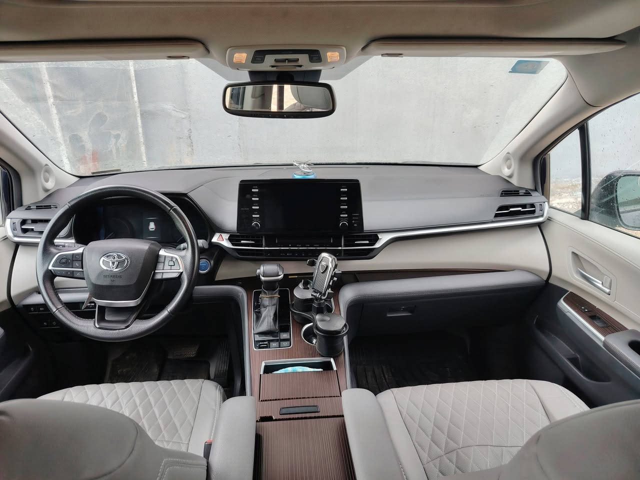 السلام عليكم تيوتا سينا 2023X LE  هايبرد وارد امريكي  رقم صلاح الدين بسمي
حجم المكينه :2500 
 الضرر: وضح بسونار
موصفاتها
1.فتحه 
2. شاشه 
3. هندبريك بصمه
4.كشنات مخمل 
5.بصمه 
6. بصمة ابواب
7.كشنات كهرباء 
8. هيترات بالكشنات
9. بيبان كهرباء 
10. رادارات 360
11. كشافات
12. لايتات لد 
13. بكلايت لد 
14. ثلاث قطع تبريد
15.شحن وايرليس

تفاصيل اكثر هذا رقمي *********** تحياتي 
مكاني كركوك
