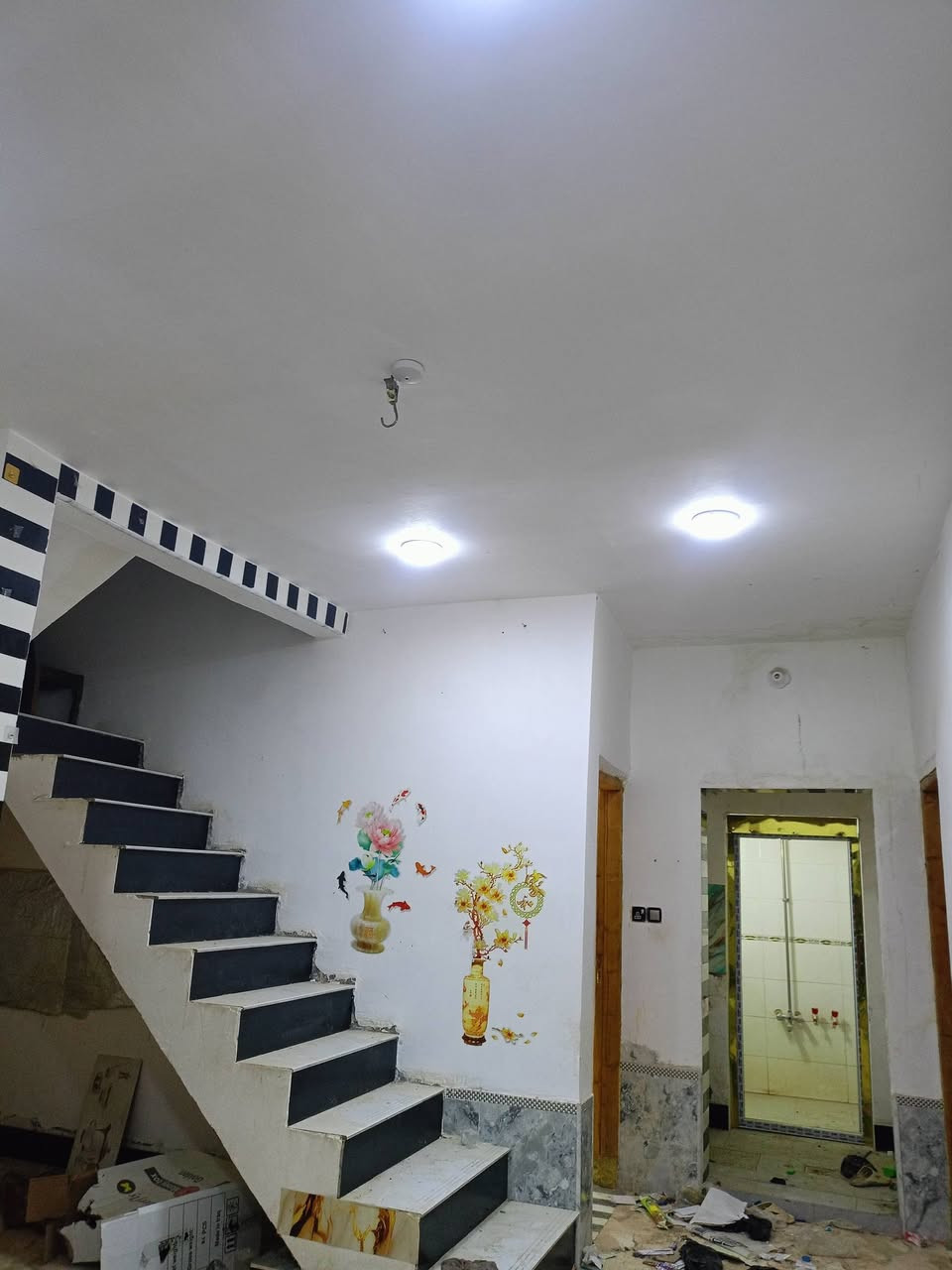 يا الله بيت زراعي للبيع مساحة 120متر 
كافة الخدمات غرفتين وديوانية وصحيات 
ومطبخ وصالة ومنور وحمام داخلي ناحية 
سديناوية 30متر عن التبليط قرب صيدلية
 النخيل السعر مناسب جداً ***********
