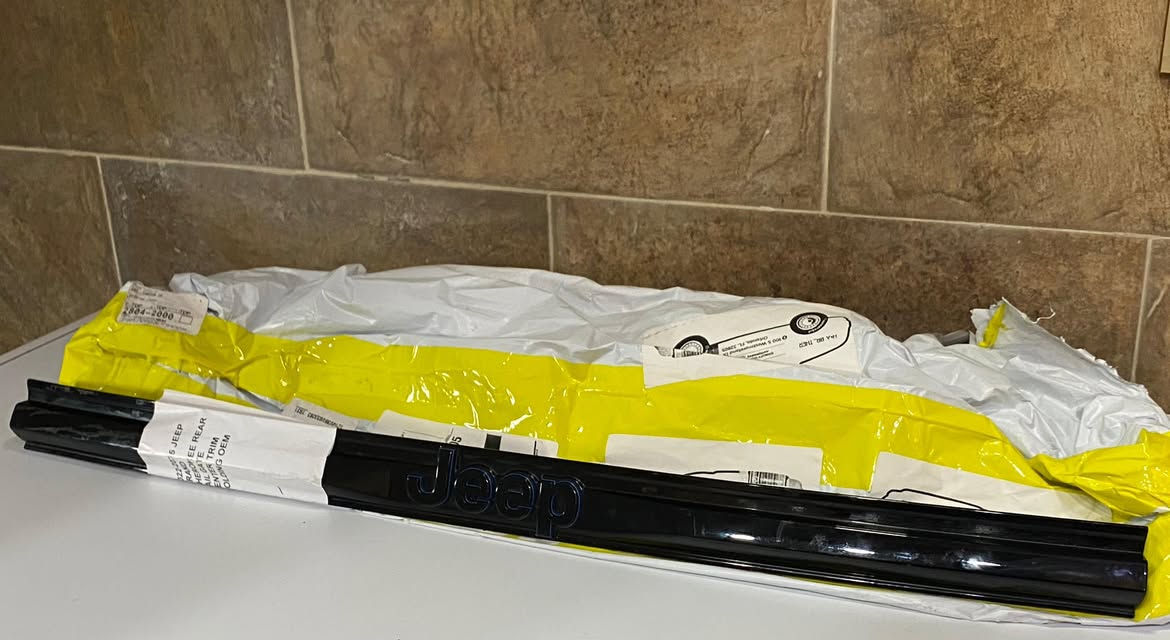 تريشة صندوق جيب كراند شيروكي خمسه راكب موديل 22و23و24 اصليه موبر للبيع علامه Hybrid Black
الاتصال ***********
