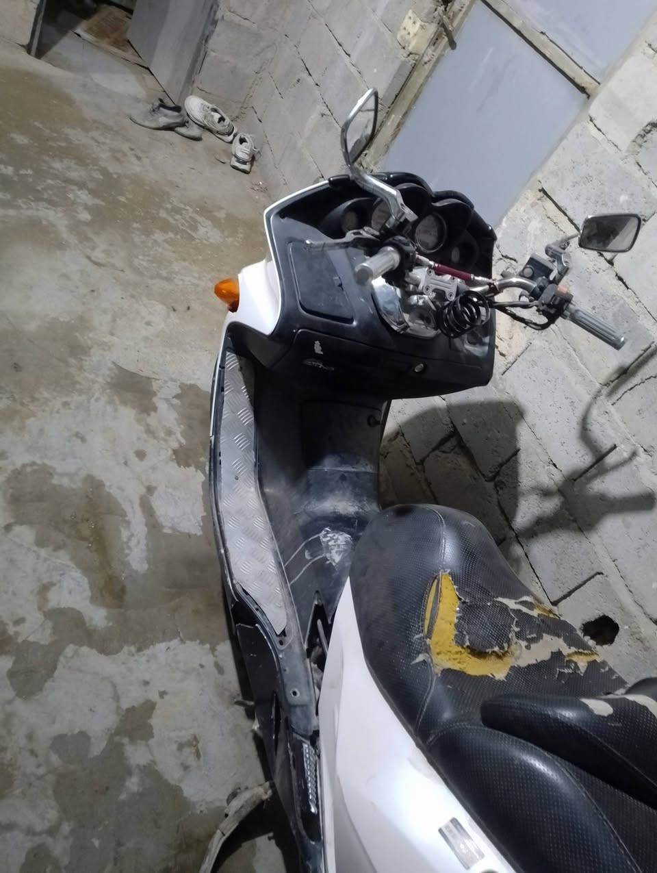 السلام عليكم دراجه فورزه صفر 6 درجه كلاه شغاله بس يردله كتف شحن قيم بل يرضي الله وذكو مروس بيراني روس بس كون نضيف درجه نكره صلف نقصه بس متشحن وباتري ***********هاذه رقمي
