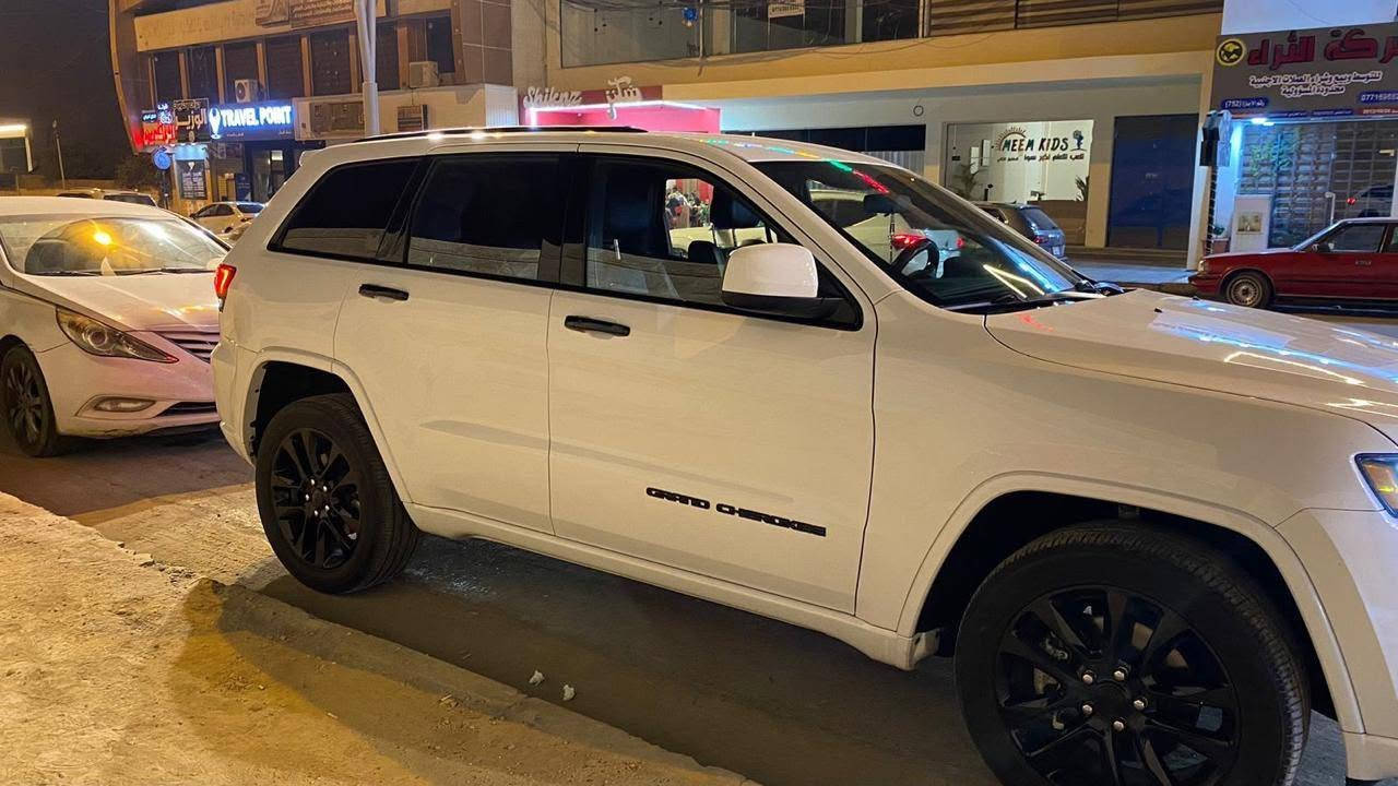 Jeep GRAND CHEROKEE 2021 

((للبيع)) 

((السياره كلين تايتل من الدعاميه لي
الدعاميه وارد امريكي 
جديدة السياره ونظيفه))

جيب كراند شيروكي ( بلاك توب ) 
موديل 2021 فور ويل 

رقم شمالي دهوك بأسمي تحويل مباشر 

اللون : ابيض 

كافة الايرباكات سليمة 

عداد المسافة :44 الف ميل 

حجم المحرك : 6سلندر (3600) 

مواصفاتها : بلاك توب 

فور ويل 

ويل 20 

بصمه دخول + تشغيل 

تشغيل عن بعد 

3 وضعيات قياده

حساس خلفي 

رادار خلفي + جانبي 

كشنات جلد + كنتاره

تدفئه المقاعد الاماميه

تدفئه الستيرن  

تحكم ستيرن  

صندوك كهرب
 
شاشة كبيرة 

وبعد بيها كثير شغلات 
سعر السيارة (300) ورقة 

عنوان السيارة / موصل 

للاتصال او للتوصل واتساب على الرقم 
***********
