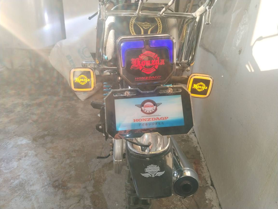 السلام و علیکم 
ماتۆڕ هۆنزدا وەجبەی یەک مەکینە 200 cc 
تەنها 336 کیلۆمەتر ڕۆیشتوە 
کامل کارەبایی ئیش دەکات و دوو سویچ و سێ کۆنتڕۆڵی شەریکەی لەگەڵە وەکو سفر وایە و ساڵۆنسای mkz بۆ بەستراوە 
مەنەفێسی لەگەڵە داوای 700000 و معامەلەی لێ دەکەین  کێ موشتەری بوو لەخزمەتداتیداین *********** السليمانية, العراق
