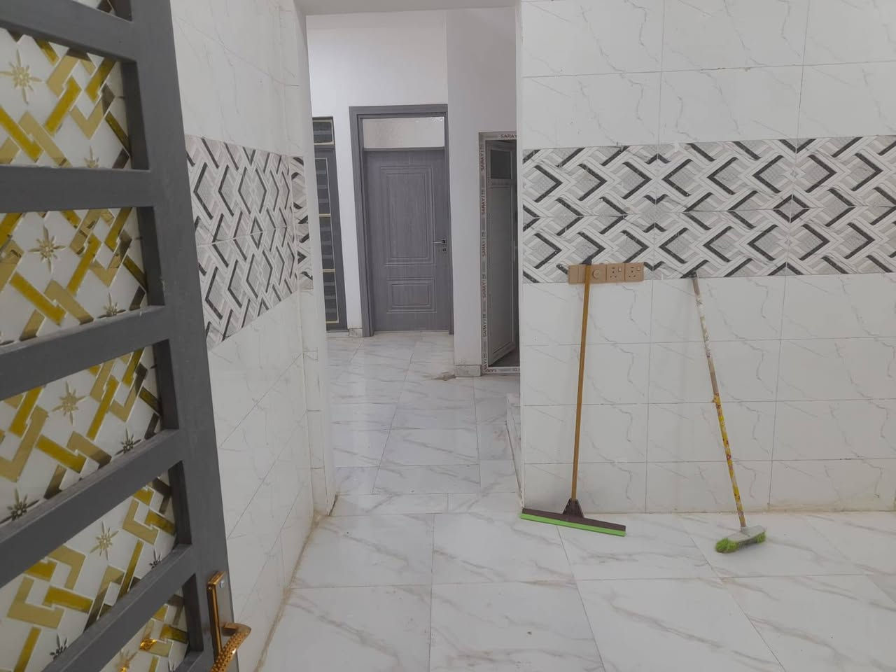 مشتمل _للبيع 🏡 مكلف بالنشر 

  🌍 الموقع  /سامراء البهراط قبل شارع 50 🏡
  📍 

  📐 المساحه  / ( 150    ) طابق 🏡
  🧱  سيراميك   _ شارع 12🏡

  📄 طابقين غرفتين نوم   ✅️ 

  💠 يتكون من 2  غرف 
                    وصاله واسعه ومطبخ
                     🏡    وحمامات  داخلي وخارجي  🏡
                               

  💰 السعر  / ( السعر 60 مليون وبيه مجال 🏡

        ■■■■■■■■■■■■■■■■■■■■■■■■
           للإستفسار أكثر يمكنم التواصل عبر رقم الهاتف 
                ☎️ ( ***********)☎️  

        
  🙋‍♂️ مكتب السهل الاخضر للعقارات الضباط الثانيه 🏡
