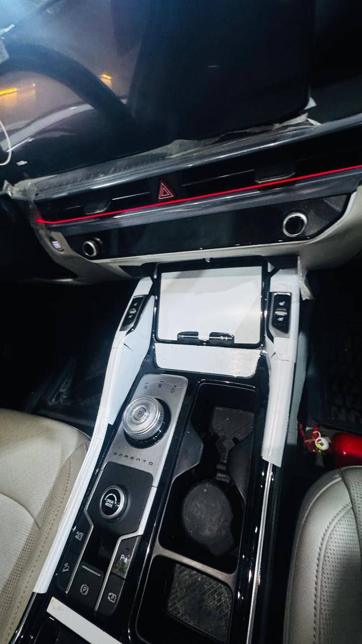 السلام عليكم
سورنتو2025.    
كفاله عامه ماشية 11 الف 
          المواصفات
شاشة  متغيرة 
  6 سلندر
أربعة أوضاع قيادة
‏بانوراما
شحن لاسلكي
بردات خلفية
حساس مطر 
مري اوتو دم
بصمة وتشغيل عن بعد 
مثبت سرعة 
كراسي كهرباء
جنطة كهرباء
هندبريك بصمة
درايف مود 
اوتو هولد 
مساعد انحدار 
مانع انزلاق 
كير ماوس
مثبت سرعه 
كراسي كهرباء
7 راكب
3 قطع تبريد
انارة محيطة ليزرية متغيرة 
لايت عالي ناصي زنون 
لد ليزري نهاري 
بك لايت ليزري 
حساسات امامي خلفي 
حساسات أطار
كامرة دوارة 
شاشة تخدم نظام 
4 كاميرات فول عده فور ويل 
رقم اربيل شرط تحويل مباشرة سنويه هزه جديد 
370 ورقه 
اي استفسار 
***********
مكان بغداد البياع
